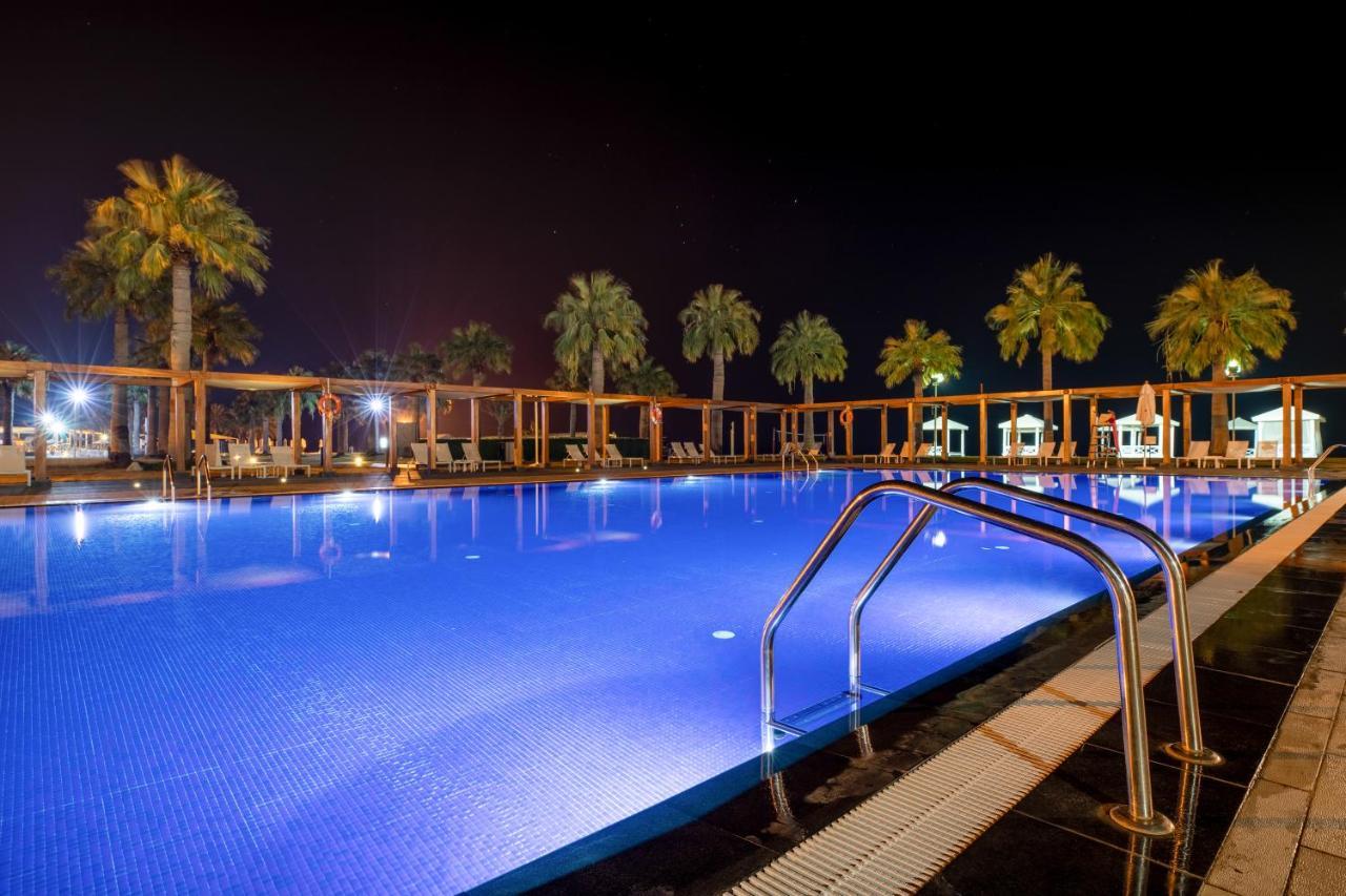 Sealine Beach, A Murwab Resort Mesaieed Extérieur photo A swimming pool at night