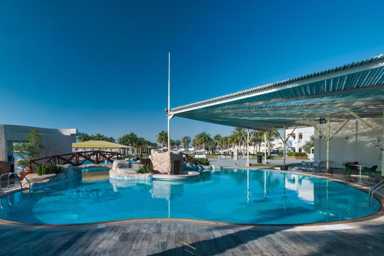 Sealine Beach, A Murwab Resort Mesaieed Extérieur photo The pool at the hotel