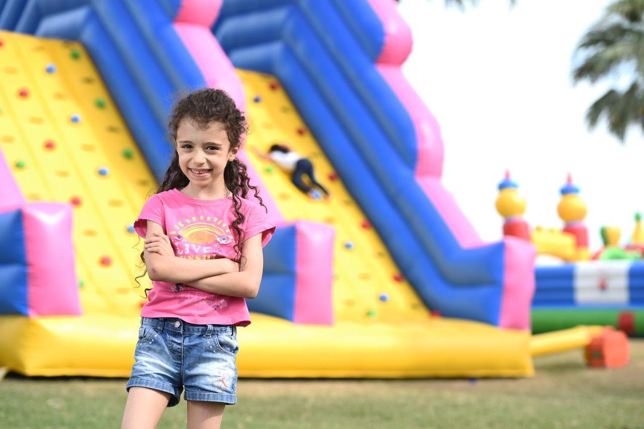 Sealine Beach, A Murwab Resort Mesaieed Extérieur photo A girl in front of a climbing wall