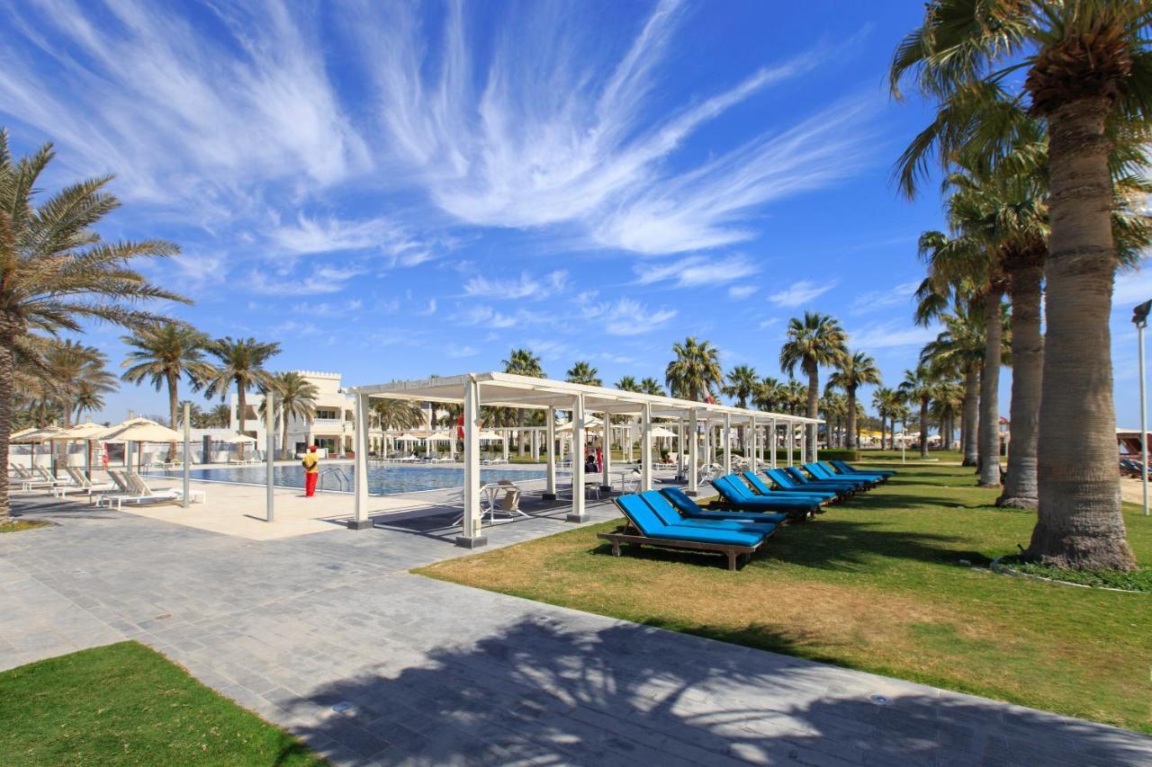 Sealine Beach, A Murwab Resort Mesaieed Extérieur photo The swimming pool at the resort