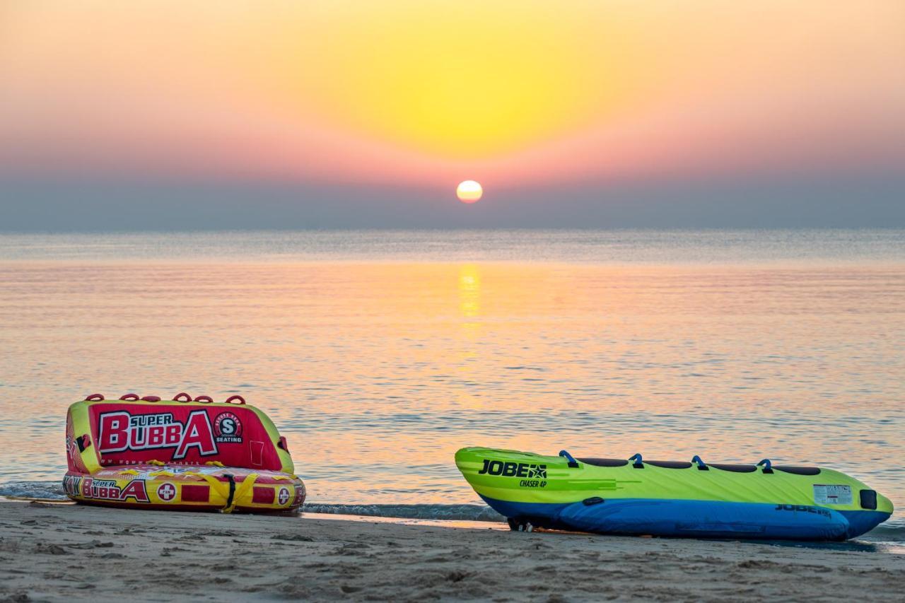Sealine Beach, A Murwab Resort Mesaieed Extérieur photo Sunset at the beach