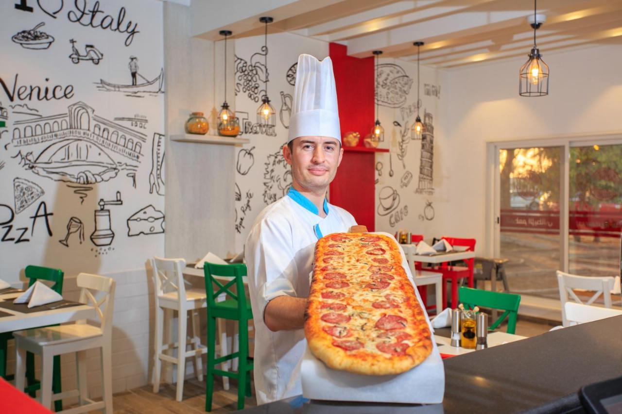 Sealine Beach, A Murwab Resort Mesaieed Extérieur photo A pizzaiolo with a metre-long pizza